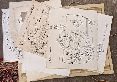 une pile de dessins posée sur une table en bois