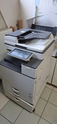 une imprimante posée sur une armoire dans une pièce