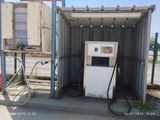 une station-service devant laquelle est garé un vélo