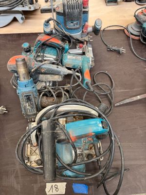 tout un tas d'outils électriques posés sur la table
