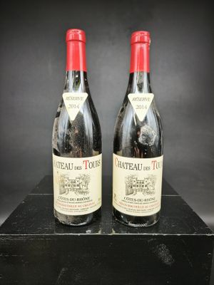 deux bouteilles de vin posées sur une boîte noire