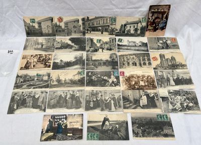 plusieurs vieilles photographies en noir et blanc de personnes et de bâtiments sur une table