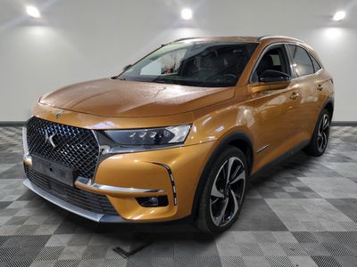 Le nouveau SUV DSX est exposé dans un showroom