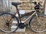 un vélo garé devant un bâtiment
