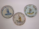 trois assiettes posées sur une table