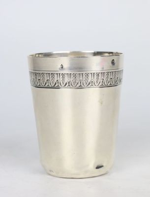 Timbale en argent à décor de frise de palmes.