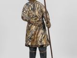 statue en bronze représentant un homme muni d'un bâton et portant un chapeau