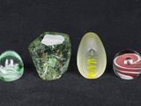 sept types différents de perles de verre sur un fond noir