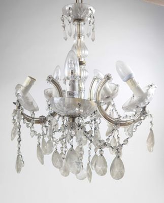 un lustre en cristal suspendu au plafond d'une pièce
