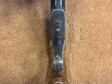 gros plan d'un pistolet posé sur une table