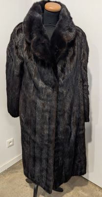 gros plan d'un manteau de fourrure sur un mannequin