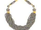 gros plan d'un collier sur fond blanc