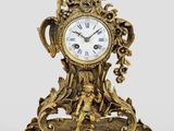 une horloge en or posée sur une table