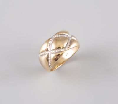 une bague en or avec des diamants sur fond blanc