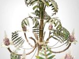 un lustre orné d'un bouquet de fleurs