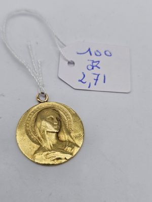 une médaille d'or à l'effigie de Jésus