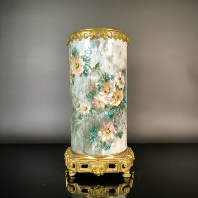 un vase orné de fleurs, posé sur une table