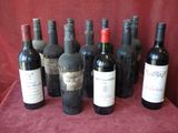 Plusieurs bouteilles de vin sont alignées sur une nappe rouge