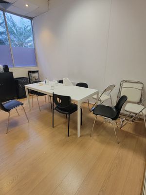 Table en mélaminé blanc Quatres chaises coque noir et piètem…