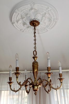 un lustre suspendu au plafond