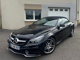 La Mercedes CLA est garée devant une maison