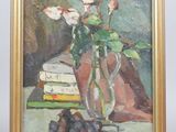 une peinture à l'huile représentant un vase rempli de fleurs et de raisins posé sur une table