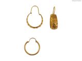 trois paires de boucles d'oreilles en or et une bague en or