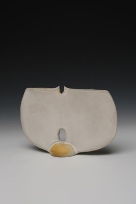 une image représentant un vase blanc avec un centre jaune sur un fond blanc