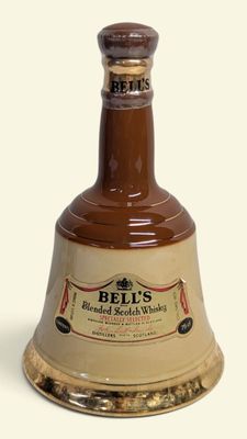 une bouteille en forme de cloche de bourbon « Bell's Bittered » sur fond blanc
