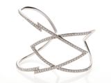 un bracelet manchette en or blanc et diamants
