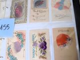 de nombreuses cartes exposées dans une vitrine