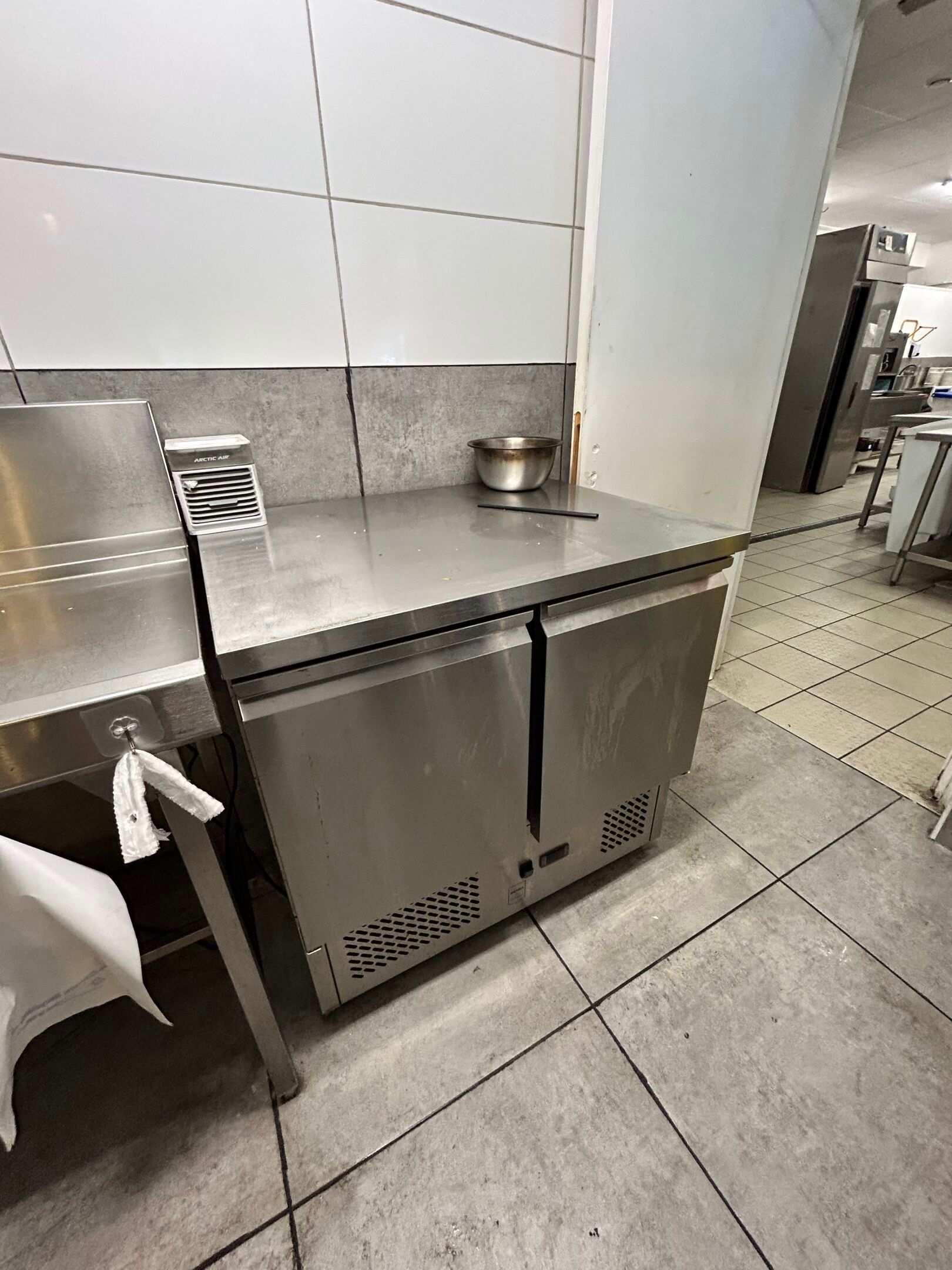 Dans une petite cuisine ouverte sur le restaurant :