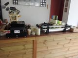 une machine à café posée sur un comptoir dans un café