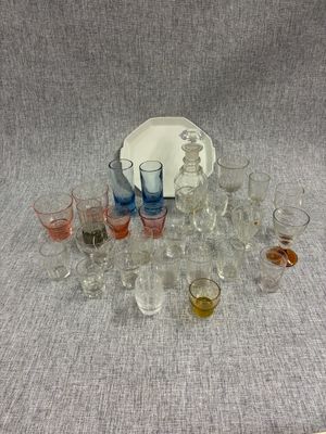 beaucoup de verres et une assiette sur la table