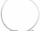 un gros plan d'un collier orné d'un nœud sur fond blanc