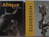 deux livres consacrés à l'art et aux antiquités, posés l'un à côté de l'autre sur une table