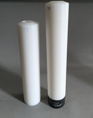 deux vases blancs posés l'un à côté de l'autre sur une table