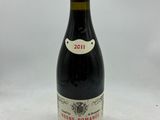 une bouteille de vin posée sur une table blanche
