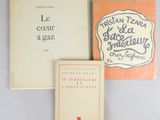 trois livres posés sur une table l'un à côté de l'autre