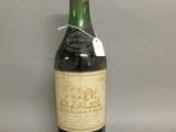 une bouteille de vin posée sur une table