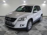 une photo d'un SUV Volkswagen blanc garé dans un garage