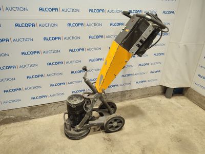la machine est posée sur le sol devant un mur