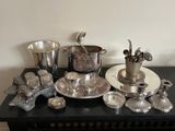 une table noire sur laquelle sont disposés de la vaisselle et des couverts en argent