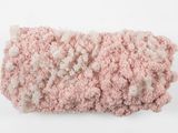 de la laine rose et blanche sur un fond blanc
