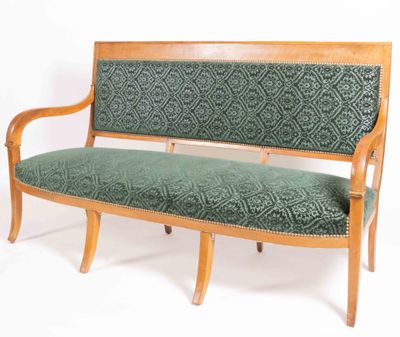 CANAPE trois places en noyer mouluré, les accotoirs à léger …