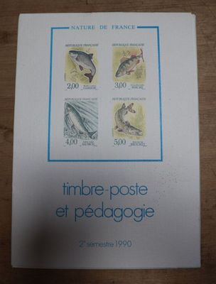 un livre sur lequel figure une image de poisson