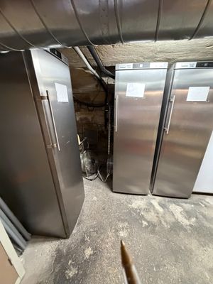 trois réfrigérateurs placés au milieu d'une pièce