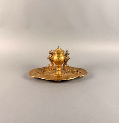 une image représentant un plateau en or sur lequel sont posés une tasse et une soucoupe