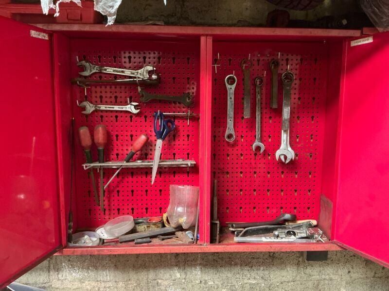 Ensemble de petit outillage d'atelier comprenant des clés pl…
