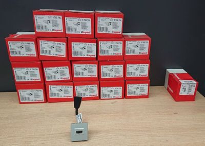 Lot de 18 prises MOSAIC LEGRAND HDMI , couleur gris alu , re…
